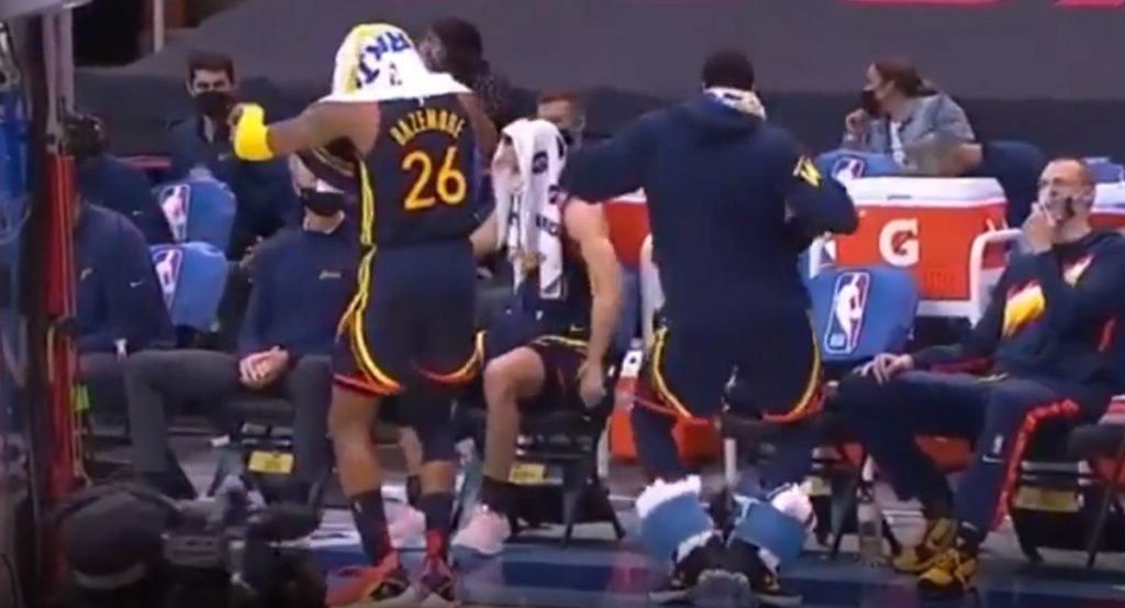 Kent Bazemore and Draymond Green Dancing On Warriors Bench ...