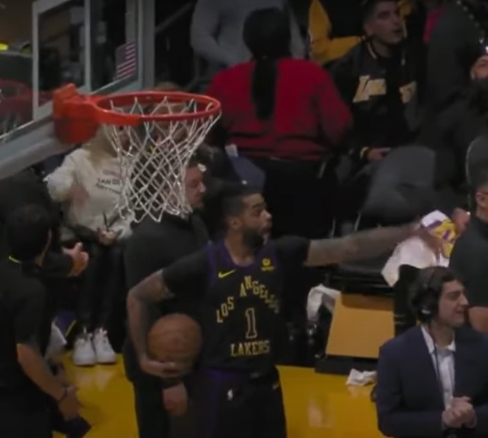 D'Angelo Russell Reacts to Lakers Fan Hitting Half Court Shot for $100,000 Prize